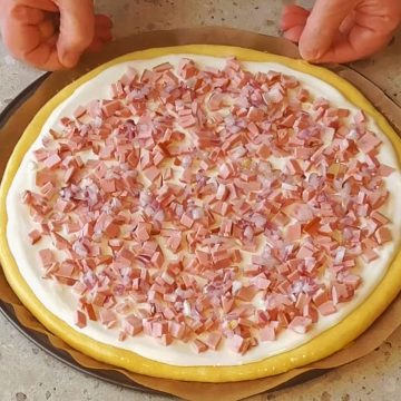 Пирог на кефире с сыром и колбасой на скорую руку