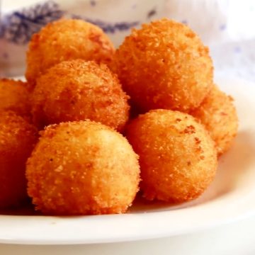 Картофельные шарики с сыром внутри